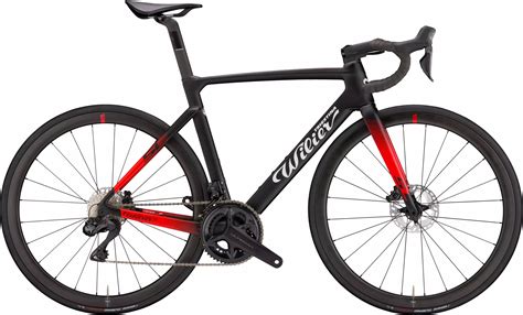 Ciclista in salita con la Wilier Cento1 Hybrid