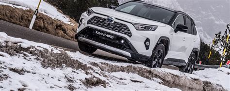Toyota RAV4 Hybrid su strada innevata