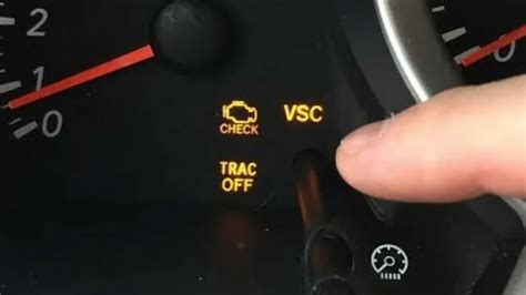 Dashboard di una Toyota RAV4 con indicatore TRC OFF