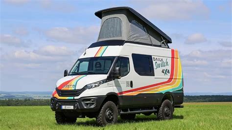 Camper 4x4 in un paesaggio montano