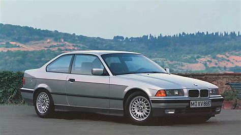 BMW Serie 3 Coupé E36 parcheggiata in una strada urbana