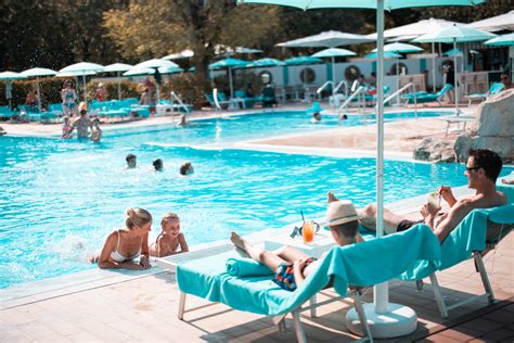 Piscina principale del villaggio con lettini