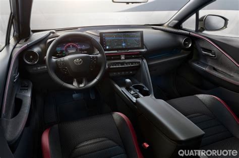 Interni della Toyota C-HR Lounge Hero con sedili in pelle sintetica e suede