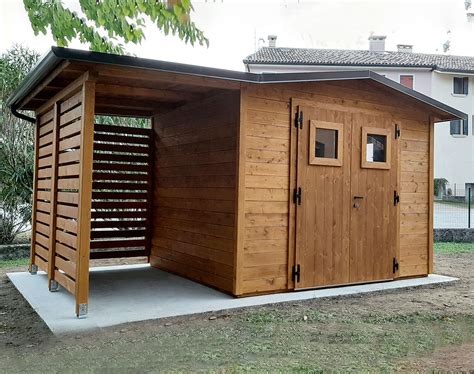 Struttura di una casetta in legno con pannelli listellari