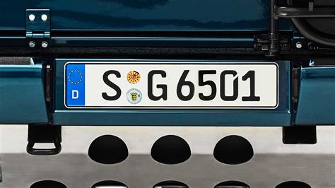 Automobile con targa estera che si allontana dal confine italiano
