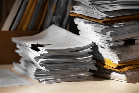 Pila di documenti e moduli necessari per la radiazione