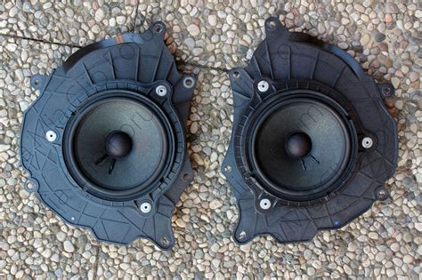 Vista esplosa degli altoparlanti e del subwoofer del sistema JBL nella Toyota C-HR