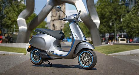Immagine di moto e scooter elettrici in strada