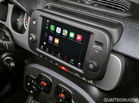 Interni Fiat Panda Hybrid con sistema di infotainment
