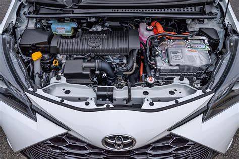 Toyota Yaris Hybrid engine bay with focus on oil filter