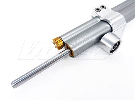 Dettaglio di un ammortizzatore di sterzo con regolazioni