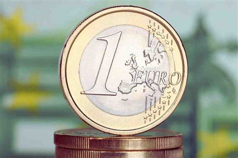 infografica che mostra come utilizzare la moneta da 1 euro per controllare lo spessore del battistrada