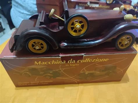 Modellino auto d'epoca con cerchioni a raggi dettagliati