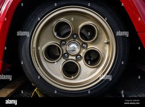 Dettaglio cerchio dorato su auto sportiva
