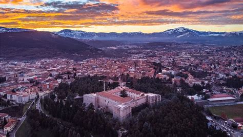 Panorama urbano di L'Aquila con le montagne sullo sfondo