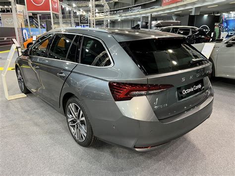 Skoda Octavia IV Combi in un paesaggio rurale