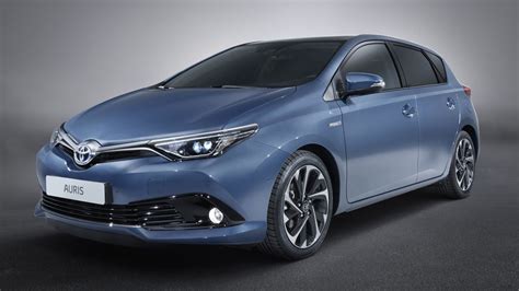 Toyota Auris Hybrid in un paesaggio urbano