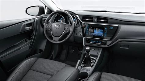 Interni della Toyota Auris Hybrid, con focus sulla strumentazione