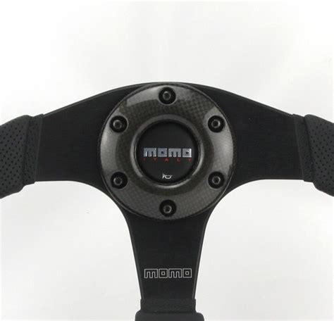 Volante sportivo Momo in pelle traforata