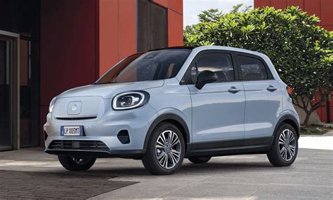 Interno di una concessionaria automobilistica con diversi modelli di auto esposti