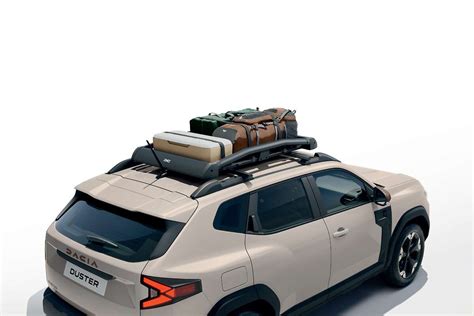 Dacia Duster con portapacchi pieno di attrezzatura da campeggio