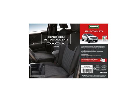 Interno del Dacia Duster con coprisedili personalizzati e tappetini