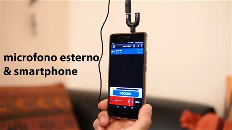 Microfono collegato a uno smartphone per registrazione vocale