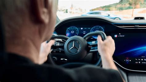 Interni di una Mercedes EQS con volante steer-by-wire