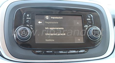 Menu Impostazioni Uconnect per la verifica degli aggiornamenti