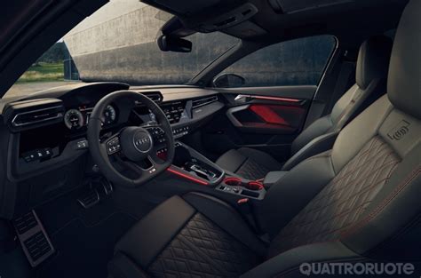 Interni Audi S3 con sedili sportivi e volante in pelle