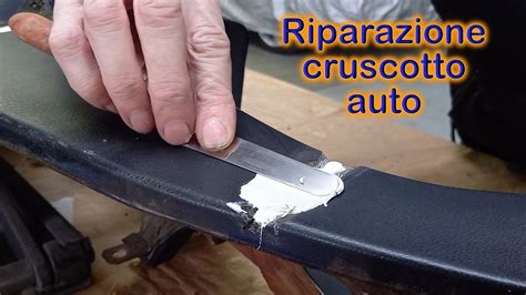 Interno di un'auto in fase di riparazione del cruscotto
