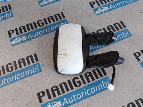 Dettaglio specchietto danneggiato Fiat Doblò