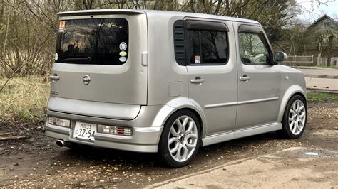 Nissan Cube asimmetrica