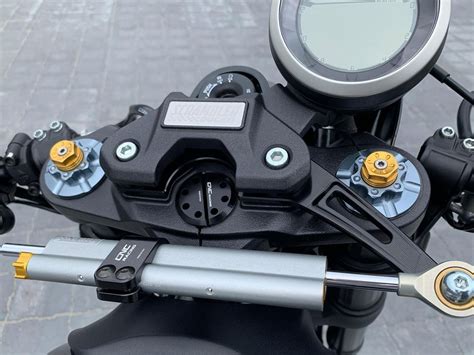 Dettaglio di un supporto in alluminio CNC per ammortizzatore di sterzo minimoto