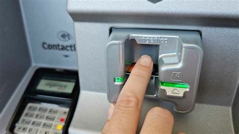Immagine di una persona che fa benzina con una carta prepagata
