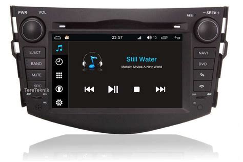 Interno di una Toyota RAV4 2007 con autoradio aftermarket installata