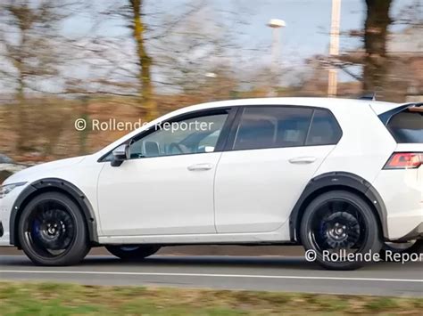 Volkswagen Golf 2025 in fase di test