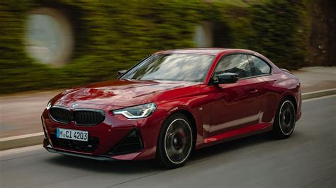 BMW Serie 2 Coupé in curva, mostrando le sue doti dinamiche