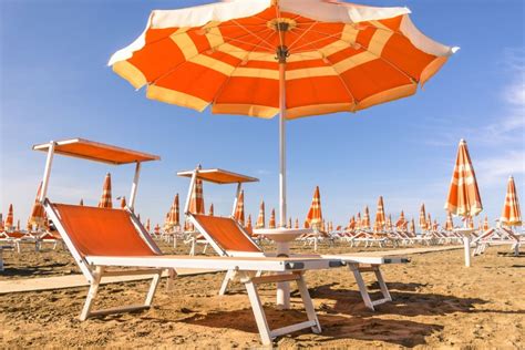 Immagine della spiaggia del Villaggio Volvito con lettini e ombrelloni