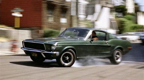 Una foto di Steve McQueen al volante della Ford Mustang GT390 durante l'inseguimento di Bullitt