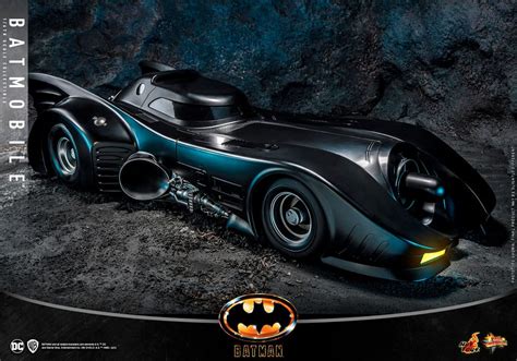 Un'illustrazione che mostra l'evoluzione del design della Batmobile nel corso dei decenni