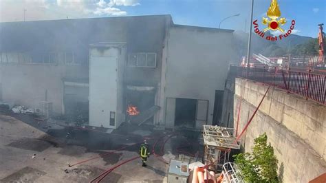 Vecchia fabbrica automobilistica distrutta da un incendio