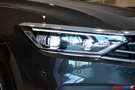 Volkswagen Passat con fari LED accesi
