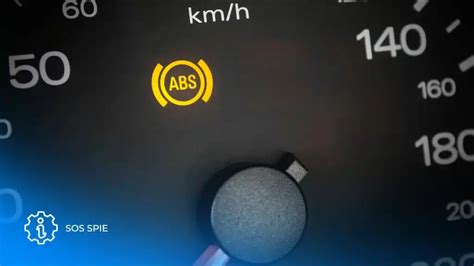 Cruscotto auto con spia ABS accesa