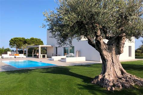 Esempio di villa con piscina e giardino nel Salento