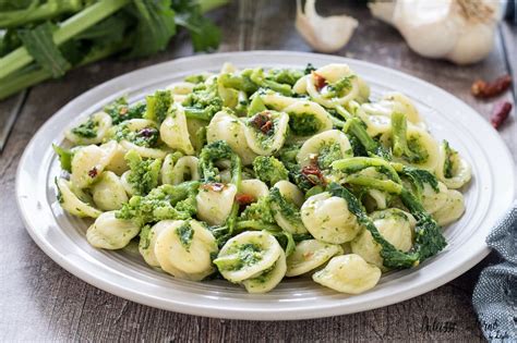 Piatto tipico salentino: orecchiette con cime di rapa