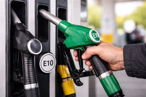 Pompa di benzina con etichette 