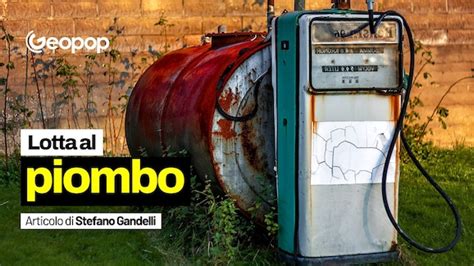 Infografica comparativa tra benzina con piombo e senza piombo