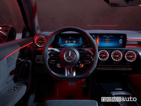 Mercedes Classe A interni con volante