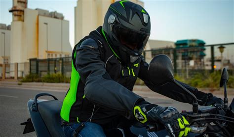 Motociclista con airbag in azione